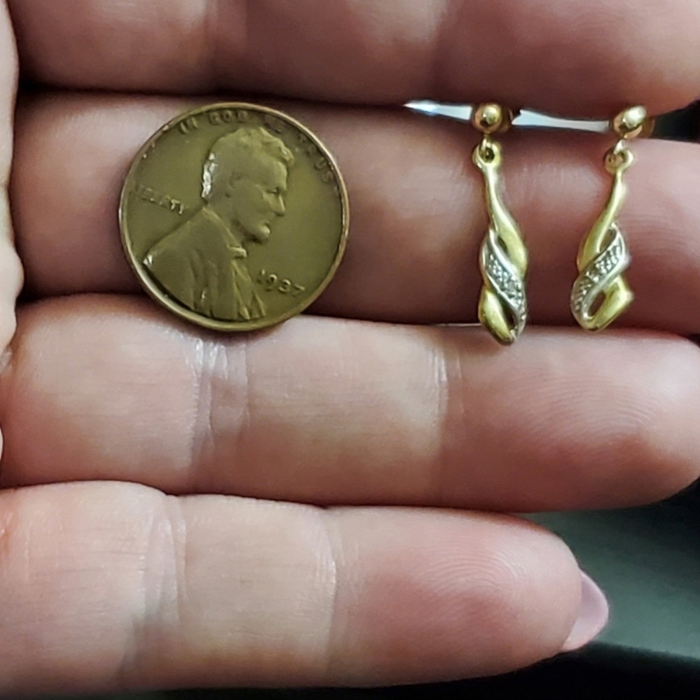 9k (375) gold diamond earrings. Stamped 375 on the posts and also on the backs. - Picture 5 of 5